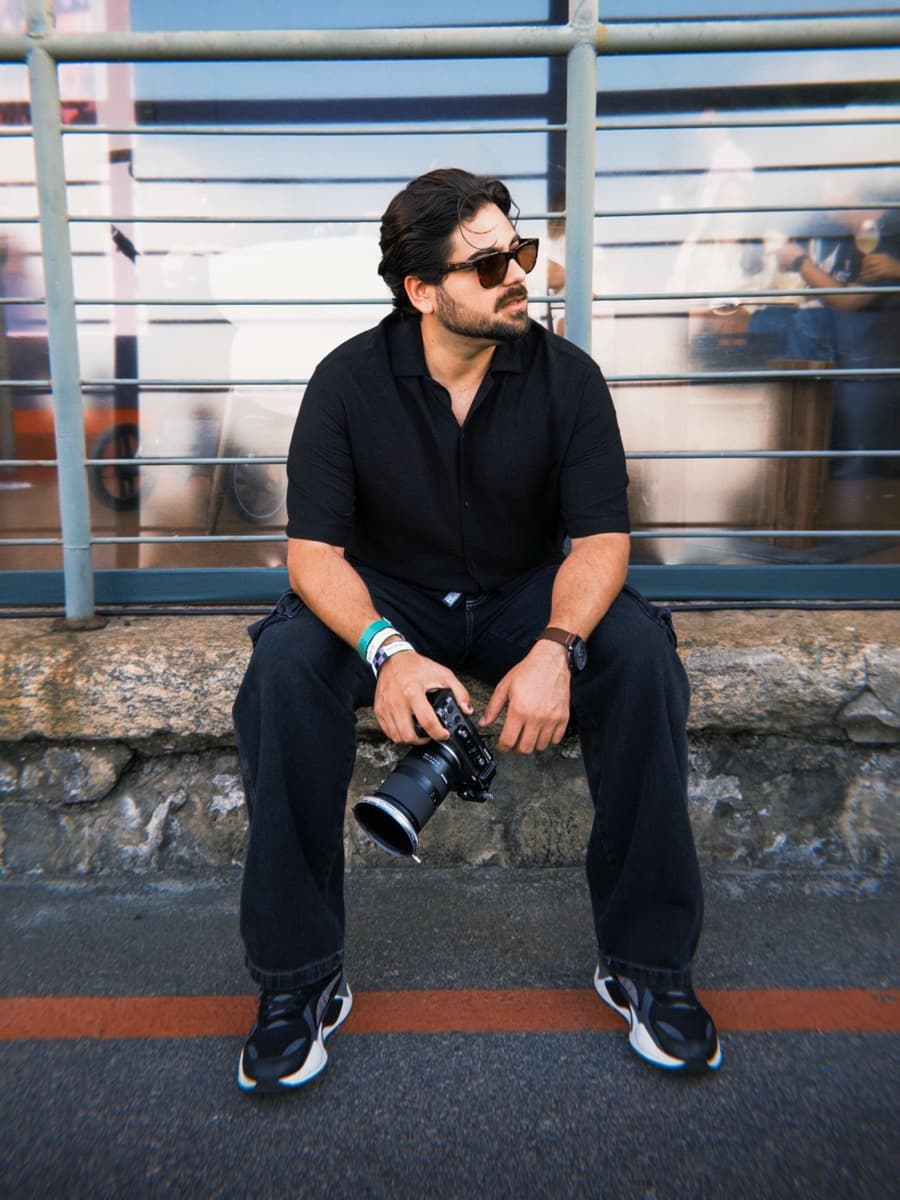 Diego Kamhaji com a câmera no backstage do Rio Fashion Week